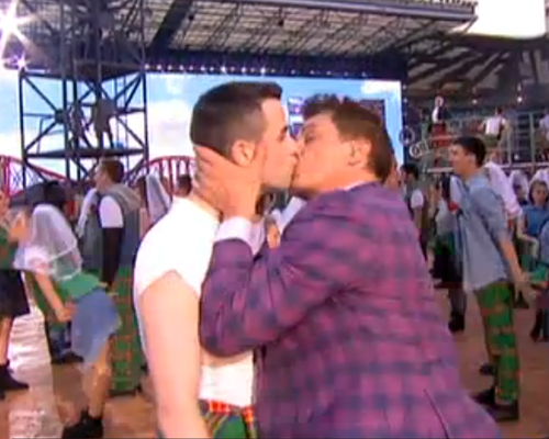 John Barrowman's gay kiss at Glasgow 2014 opener